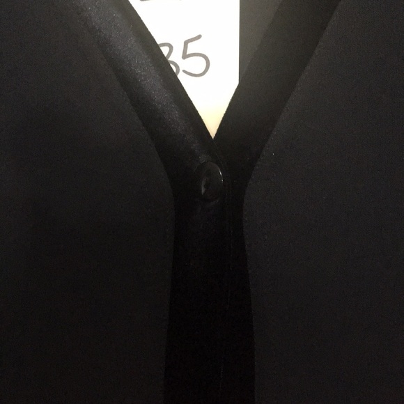 Women’s Large Gloria Vanderbilt black blouse with single button closure - Picture 2 of 6